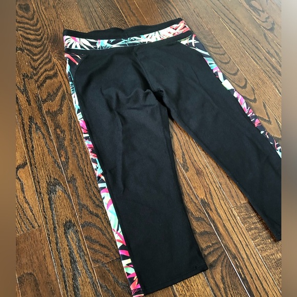 Fabletics Women’s S Camacan Black Stretch Capri Tropical Forest Print Leggings - Picture 2 of 10